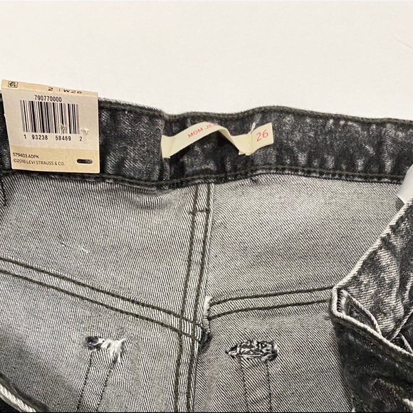 LEVI’S EXPOSED BUTTON MOM JEANS - Picture 13 of 13